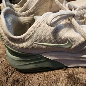 Nike Air Max Motion 2 Women's running Shoes summit white & mint green